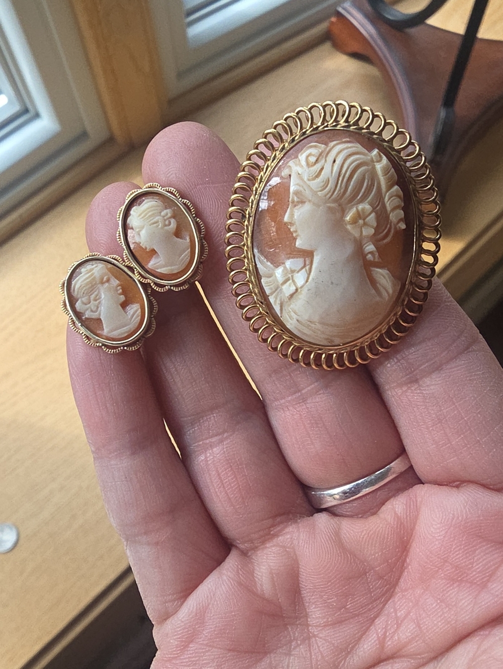 Beautiful mid-century vintage hand-carved shell cameo brooch Pendant W/ Earrings